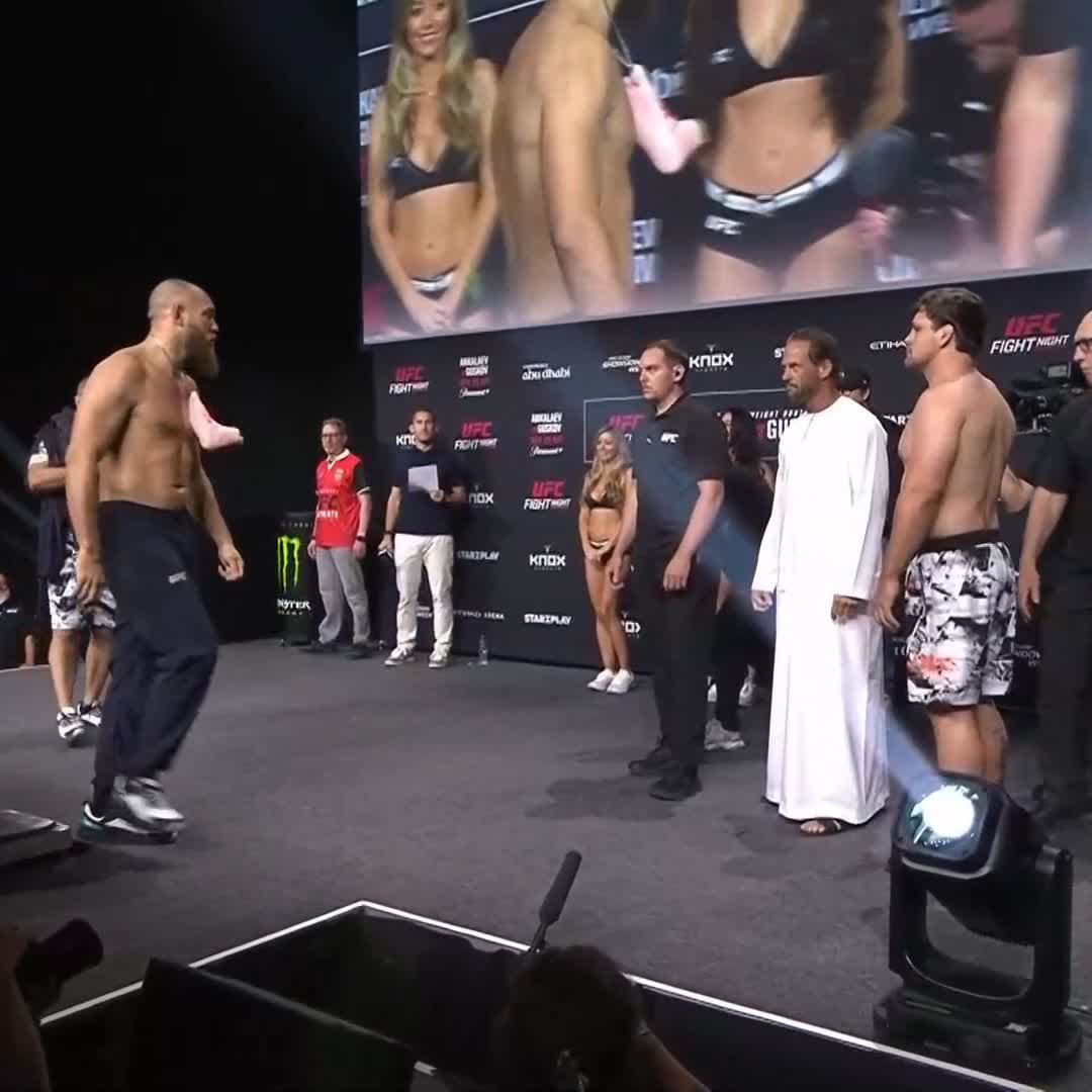 Em busca do hexa! 😅 Tem @ValterWalkerUFC em ação no #UFCAbuDhabi contra Thomas Petersen! [ Apresentado por Stake.com | Sábado (25) | Pré-show às 9h, com as lutas começando às 10h SOMENTE no @ParamountPlusBR ]