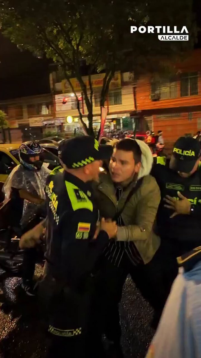 Este delincuente que golpeó con un cabezazo a un agente de la Policía se salvó por unos días de recibir el trato que realmente merece. Todo aquel que use la violencia contra nuestra Fuerza Pública debe ser enfrentado con toda la fuerza legal del Estado. Ahora saldrá como “gestor de paz” hasta el 7 de agosto, día en que será tratado como lo que es: un criminal peligroso.