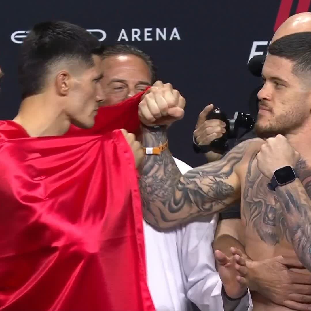 UFC dövüşçüsü Islam Dulatov, yüzleşmeye Türk Bayrağı ile çıktı.