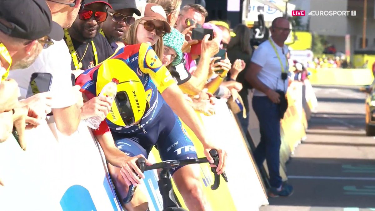 La llegada, completamente fundido, de Juan Ayuso a la meta de Alpe d'Huez. El corredor español ha entrado a seis minutos y 26 segundos de Pogacar. #TDF2026 #LaCasadelCiclismo