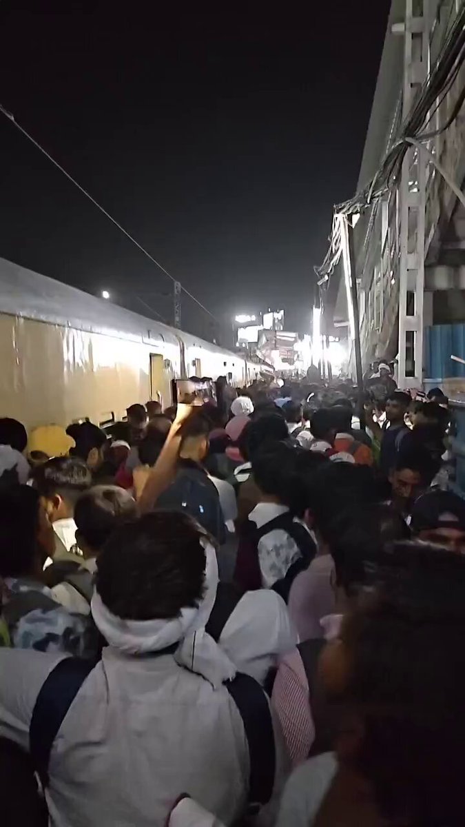 Government will soon close the railway station 🚉 too after metro station shut down in New Delhi. Today in Gwalior! ✊️💔😢🙏
