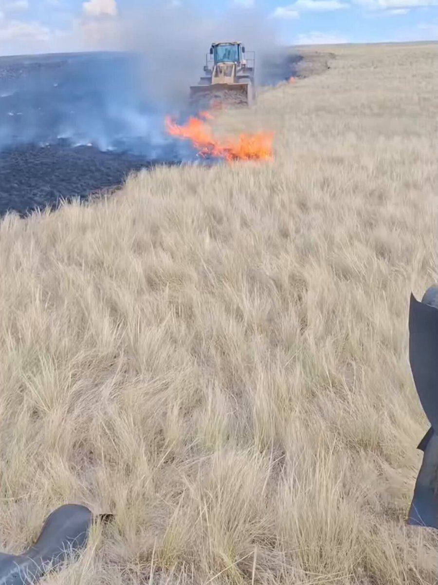 🔴 ASÍ APAGAN EL FUEGO CON LOS TRACTORES Los agricultores siempre están ahí cuando se les necesita, estuvieron en el COVID y ahora con los incendios. No sé de qué país son estos agricultores pero ¡Viva el sector primario! 👏👏👏