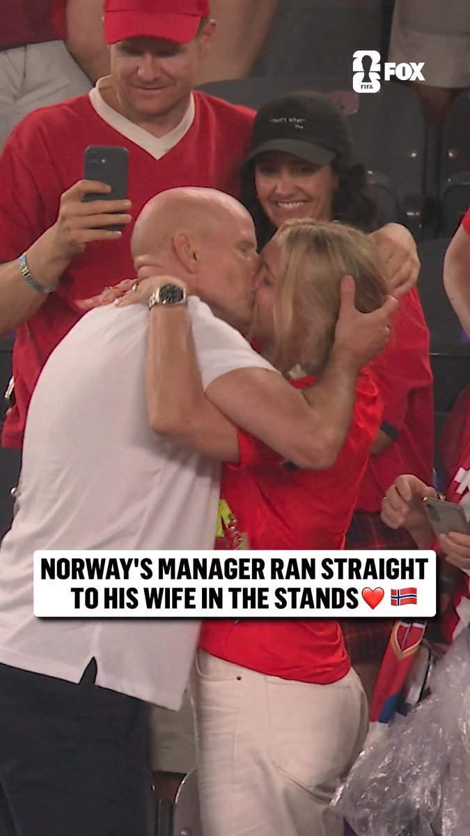 This was such a heartwarming moment from Ståle Solbakken after Norway clinched a spot in the Knockout Stage 🇳🇴