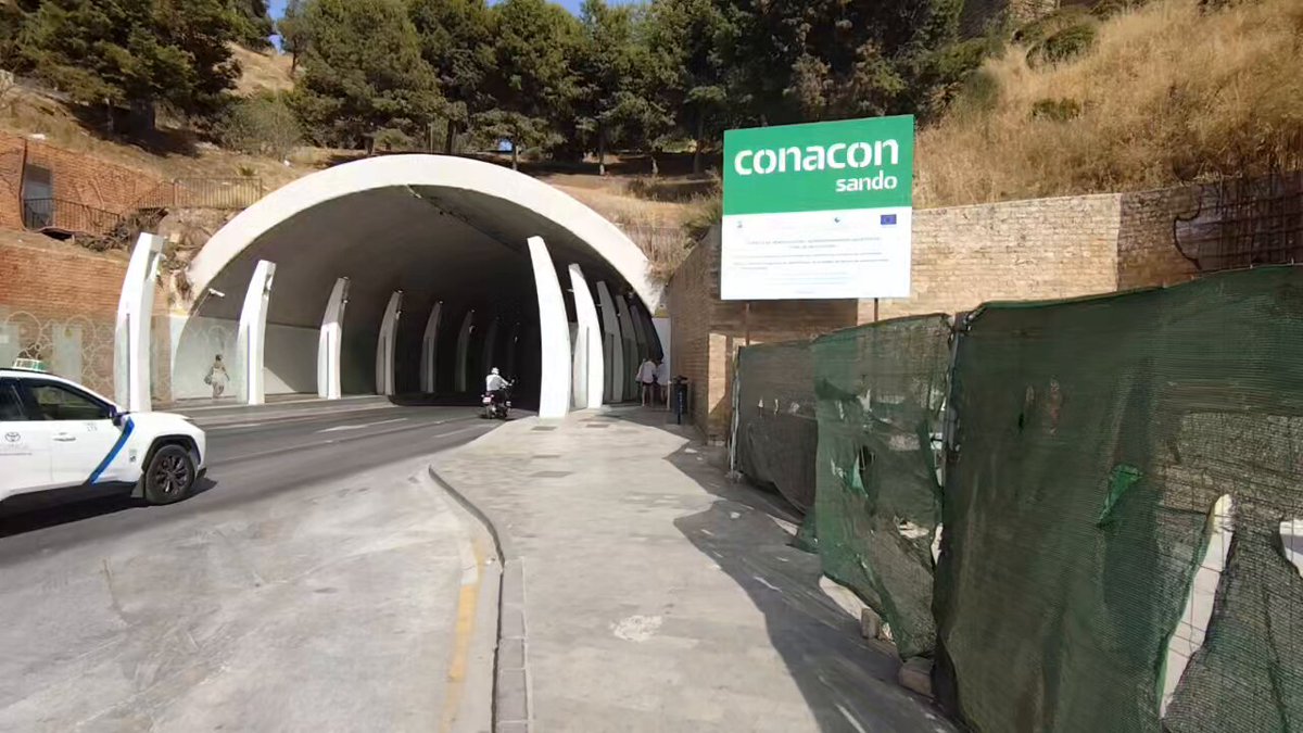 El Túnel de la Alcazaba se acristalo para bajar el ruido del tráfico, pero no se hizo por un clamor popular d ellos vecinos de málaga, se hizo para que los turistas de los AIRbnb que cruzan del centro a la playa vayan más relajados, que pa eso están de vacaciones aquí....