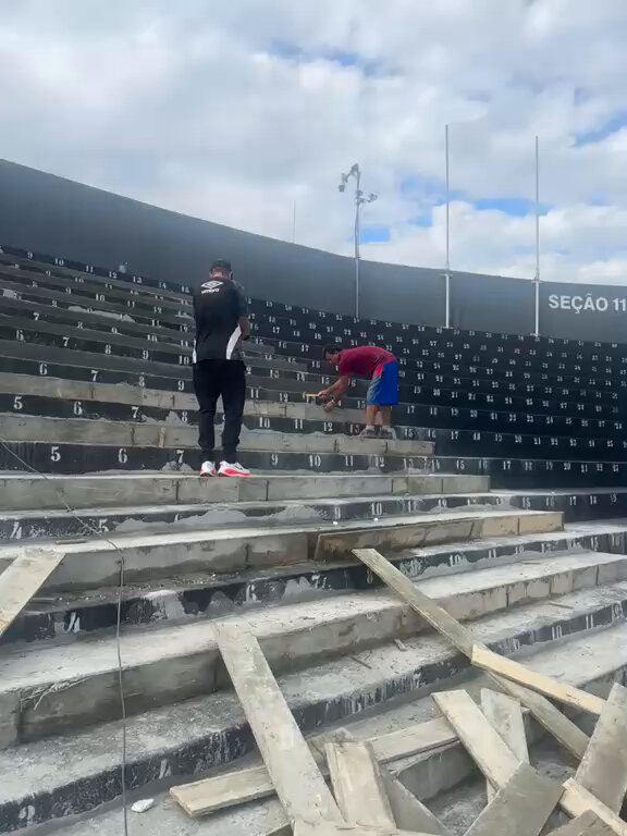 🚨EM OBRAS🚨 O De Olho No Peixe teve acesso a imagens atualizadas das obras na arquibancada Cosmo Damião. Trecho ainda em reforma estará interditado e não receberá torcedores para o jogo deste sábado, 18h30, diante da Chapecoense, pelo Campeonato Brasileiro... #deolhonopeixe