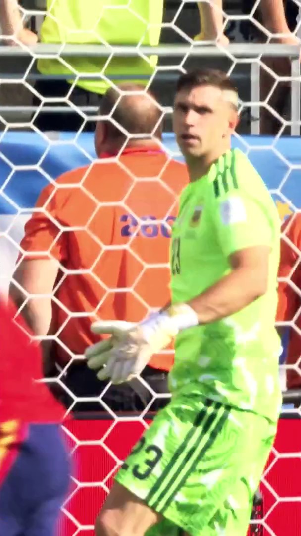 🧤 إيميليانو مارتينيز فعل كل ما بوسعه للحفاظ على شباكه نظيفة أمام إسبانيا... لكن النهاية لم تكن في صالحه. #كأس_العالم2026