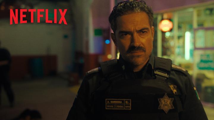 Un patrullaje de rutina se convierte en la misión más peligrosa de sus vidas cuando dos policías federales descubren que el hombre que acaban de detener es El Chapo Guzmán. Inspirada en una historia real. 'La Captura', próximamente solo en Netflix.