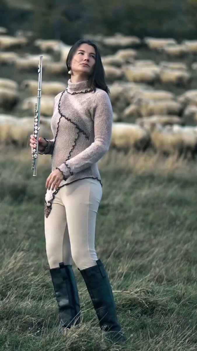 Her melodi, dünyanın kaosuna karşı kurulmuş kısa ömürlü bir düzendir. Bu yüzden müzik umut verir.