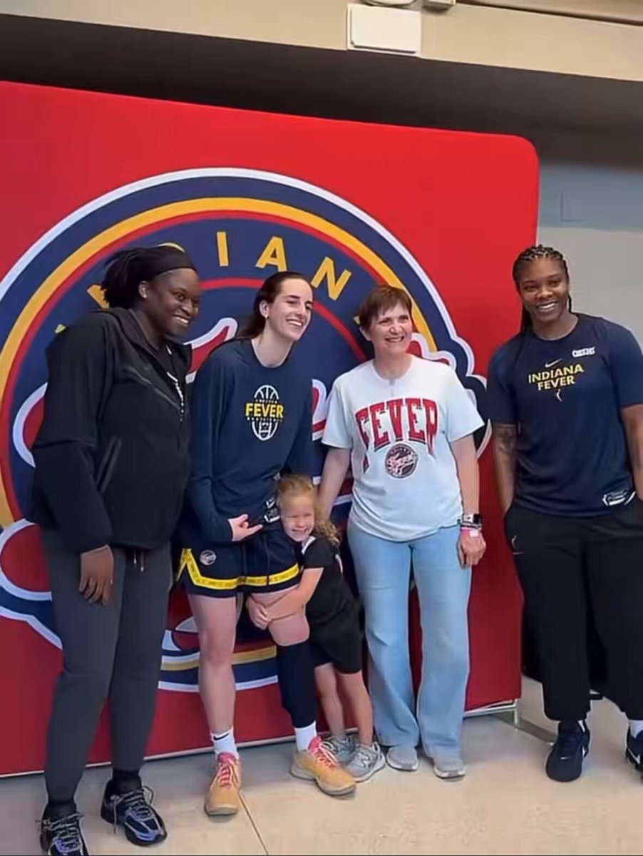 Caitlin Clark is a first class act! 💪🏼🏀