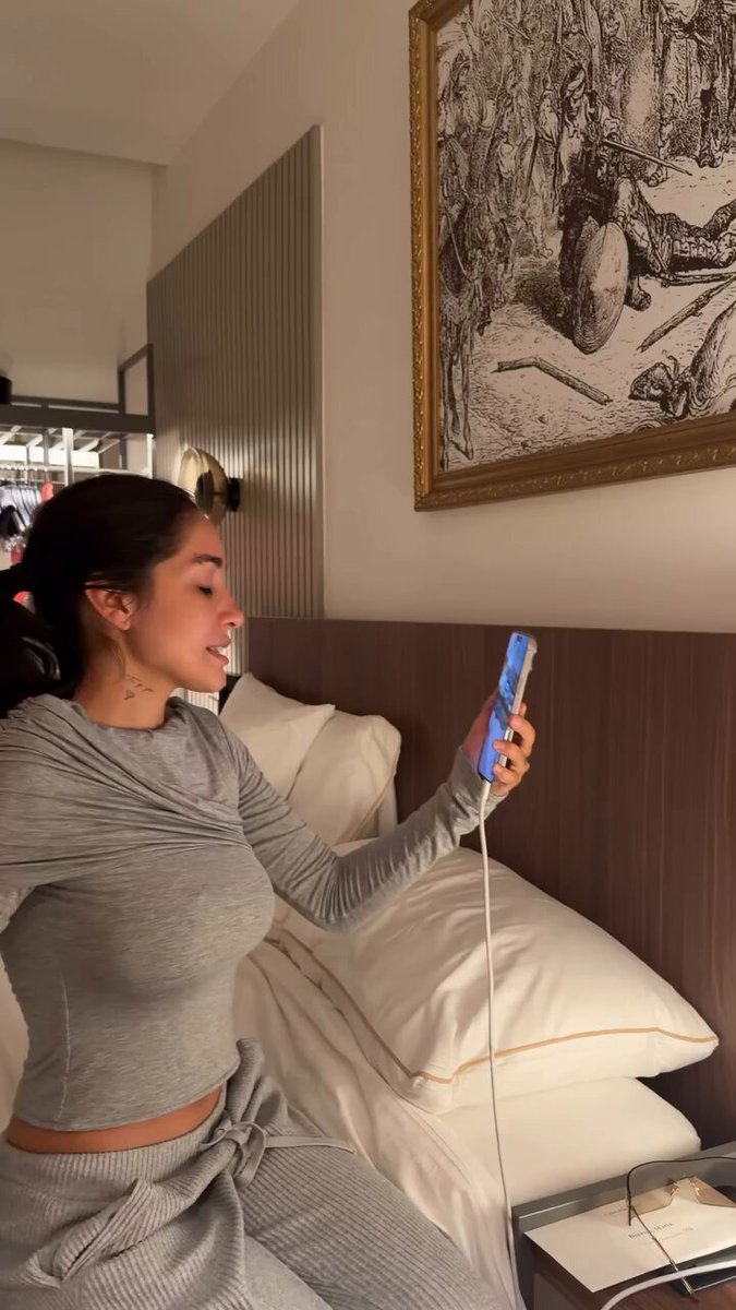 María Becerra contándoles a sus papás que había sido elegida para interpretar el Himno Nacional Argentino en la final de la Copa Mundial de la FIFA 2026. Hoy a las 18:00 hs se estrena "CAMINO AL MUNDIAL".