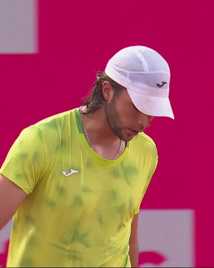 Could the second seed also be in trouble? 😅 Darderi trails 6-2 behind Faria #EstorilOpen