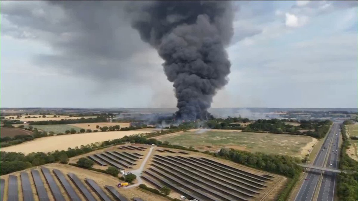 BREAKING: More than 100 firefighters are tackling a blaze at a large industrial unit in Essex as a "significant incident" is declared 📺 Sky 501, Virgin 602, Freeview 233 and YouTube