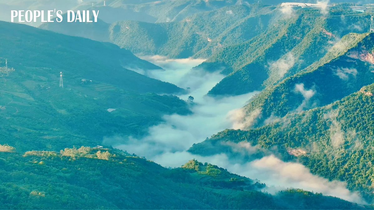 Spanning 1,668 meters between the mountains in southwest China’s Yunnan Province, the Yongren Bridge soars 350 meters above a deep canyon, offering a spectacular view of engineering and nature in harmony.