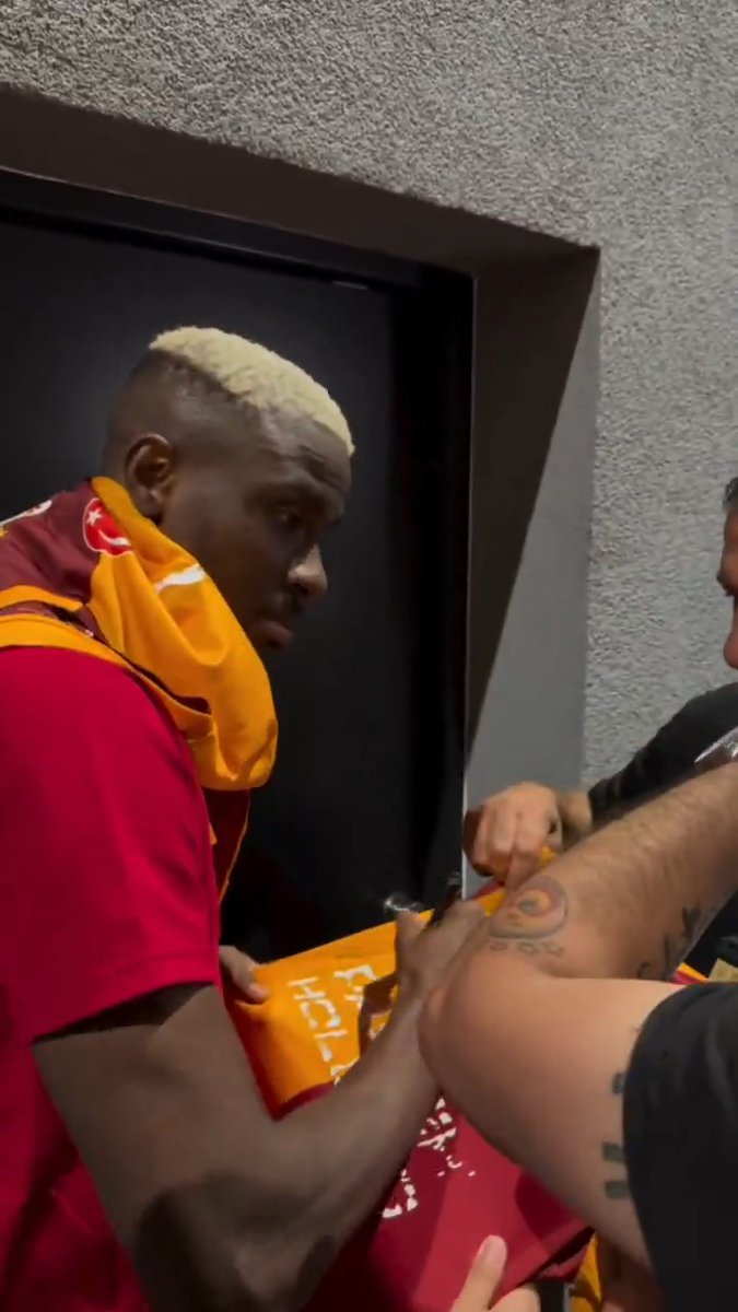 Osimhen kimseyi kırmadı. 💛❤️