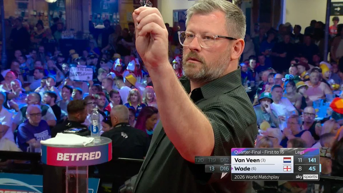 WADE HANGING ON! James Wade recovers from 11-7 down against Gian van Veen to reduce the deficit to just two legs in a race to 16! 📺 #MatchplayDarts