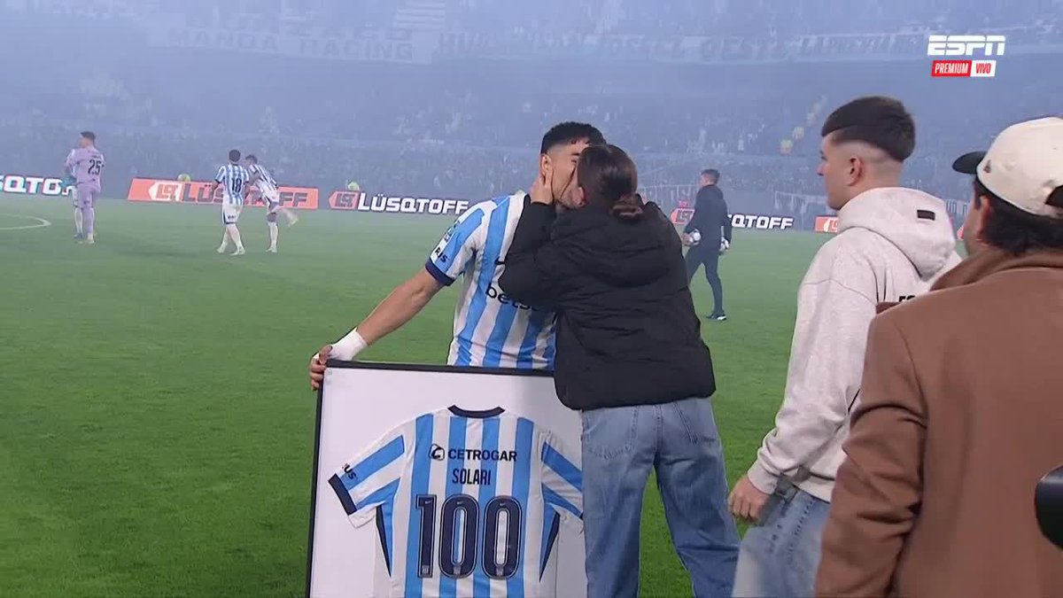 ⚽ ¡LOS 100 DE SOLARI! En la previa del partido contra Gimnasia, hubo reconocimiento para el delantero de Racing por sus 100 partidos. ▶️ ESPN Premium | Suscribite al Pack Fútbol | #TorneoClausura 🇦🇷