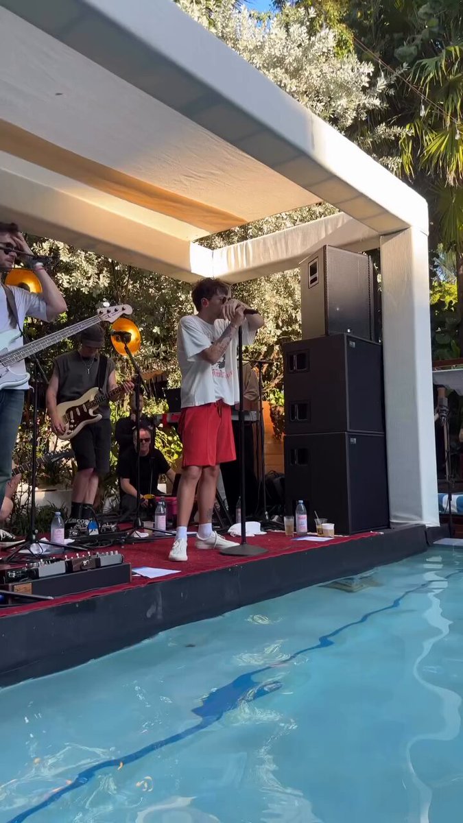 🎥| “I just want to say thank you. Thanks for having us. I don't do a lot of these kind of things. Lovely to see my fans here. Always lovely to have your support and always loving. I love you all. Have a lovely day, have a drink for me.” Louis Tomlinson at Soho House Miami via giuliana