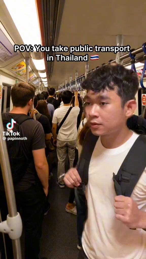ทันเหตุการณ์มากเว่อ ชอบ😂🤣 🔇 สำหรับผู้โดยสารตปท. ที่พูดเสียงดังมากในขณะนี้ ขอความกรุณาใช้เสียงในอาคาร เพื่อนของคุณยืนอยู่ข้างๆ ไม่ได้ยืนรออยู่ที่ยุโรป 10/10 🔇 ประเทศไทยเป็นสยามเมืองยิ้ม แต่โปรดจำไว้ว่า “มวยไทย” ก็มาจากที่นี่ 1000/10 🔇 ทำตัวเป็นเด็กดีเข้าไว้จนกว่าคุณจะถึงบ้านอย่างปลอดภัย โดยที่ไม่มีหลักฐานมวยไทยบนใบหน้าของคุณ 10000000/10