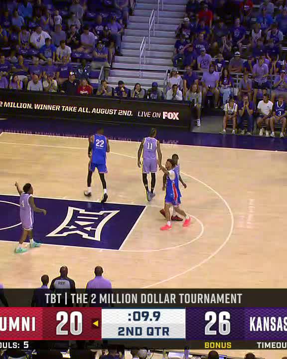 FOUR POINT PLAY FOR FRANK MASON III😱 The Kansas Men’s Basketball legend just drilled a HUGE three plus the foul to end the 1H‼️