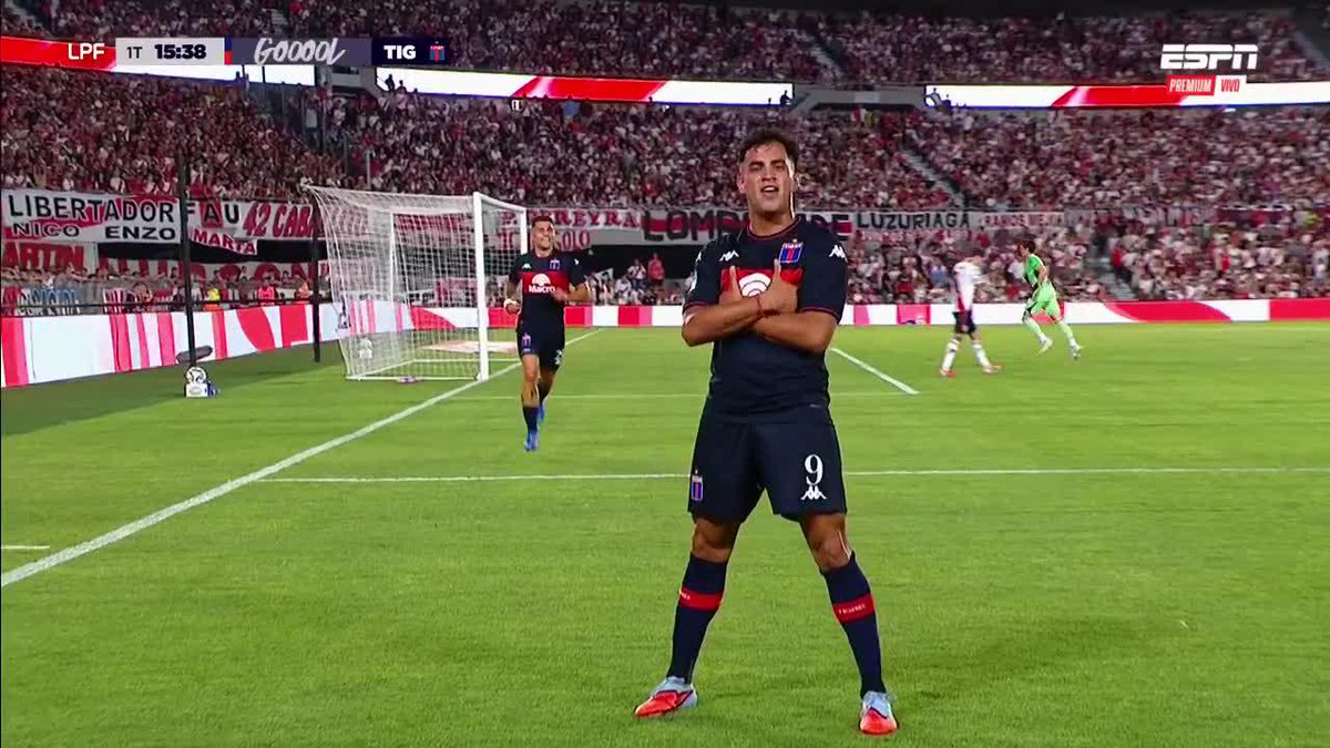 DAVID ROMERO? ACOSTUMBRADO A VACUNAR A LAS GALLINAS 💉 🐔