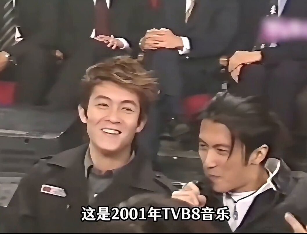 2001年TVB8音乐颁奖礼上谢霆锋，陈冠希，张柏芝，王菲同框经典场面！仔细观察一下他们当时的微表情以后的脉络就出来了。