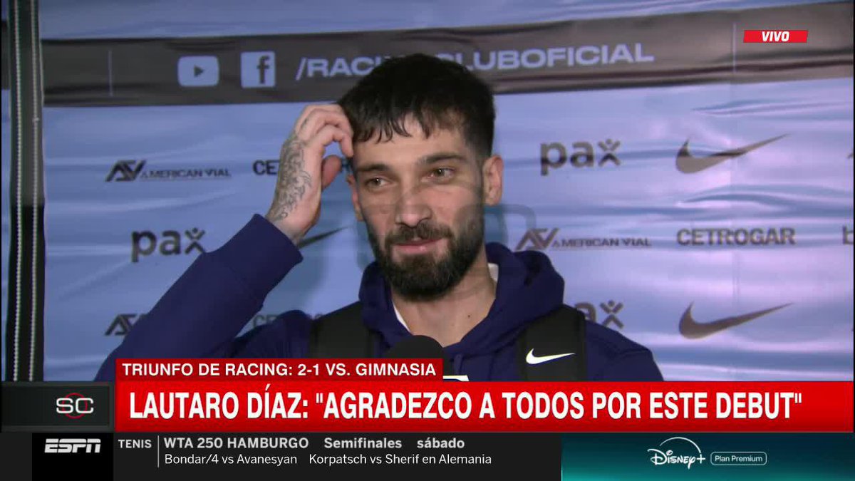 "ME DIJO QUE CUANDO ENTRÉ, CUANDO ME VIO CON LA CAMISETA, SE LE CAYÓ UNA LÁGRIMA" 🥹 Lautaro Díaz le contó a #SportsCenter como fue la reacción de su papá, Ropero Díaz (histórico delantero de Racing), al verlo debutar con la camiseta de La Academia 📺 #DisneyPlus Plan Premium