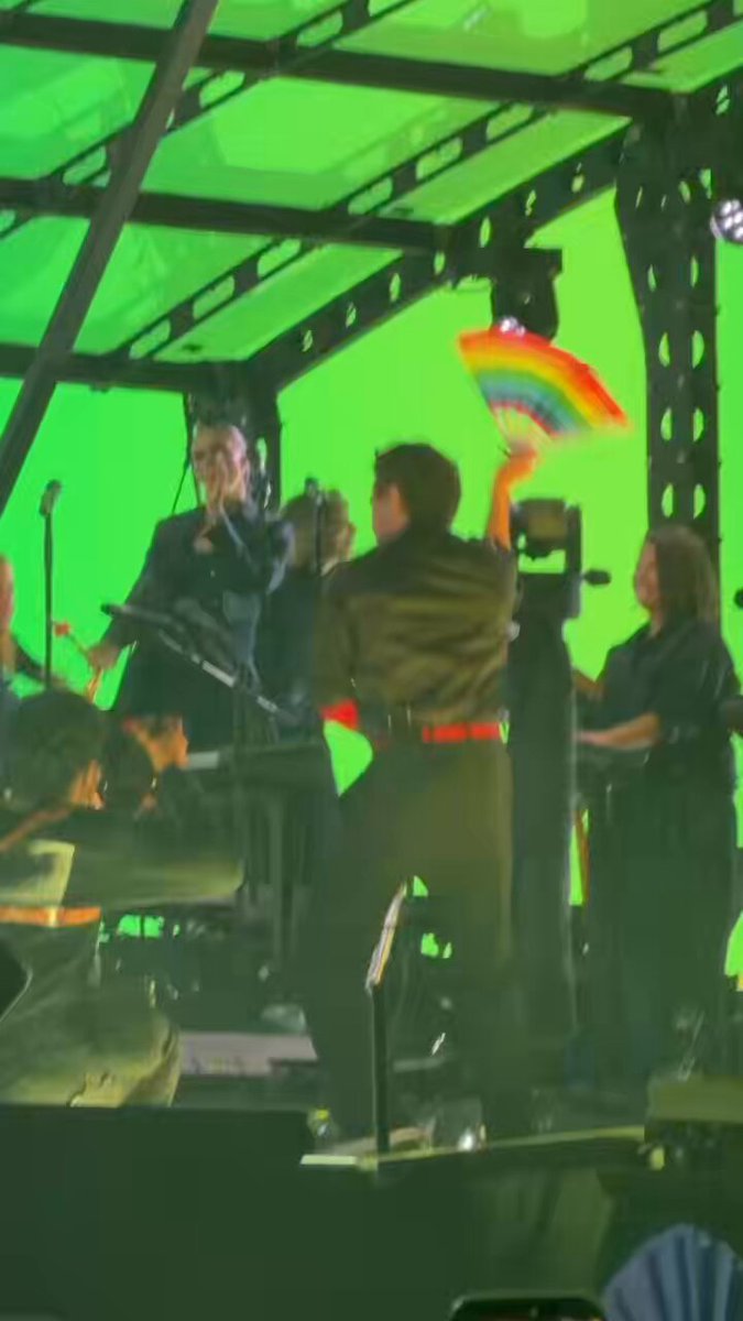 Harry Styles batendo leque E CANTANDO MAGALENHA, de Sérgio Mendes, hoje em São Paulo. 🇧🇷 #TogetherTogetherSãoPaulo