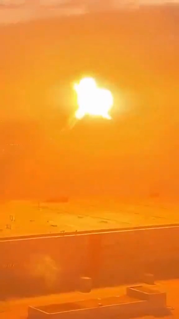 Reportedly recent footage of a Ukrainian drone being intercepted by Russian air defense shortly before hitting the intended target 💥 Avoid modern drone warfare accordingly... #war #ukraine #russia #drone #drones #ADA #nothanks