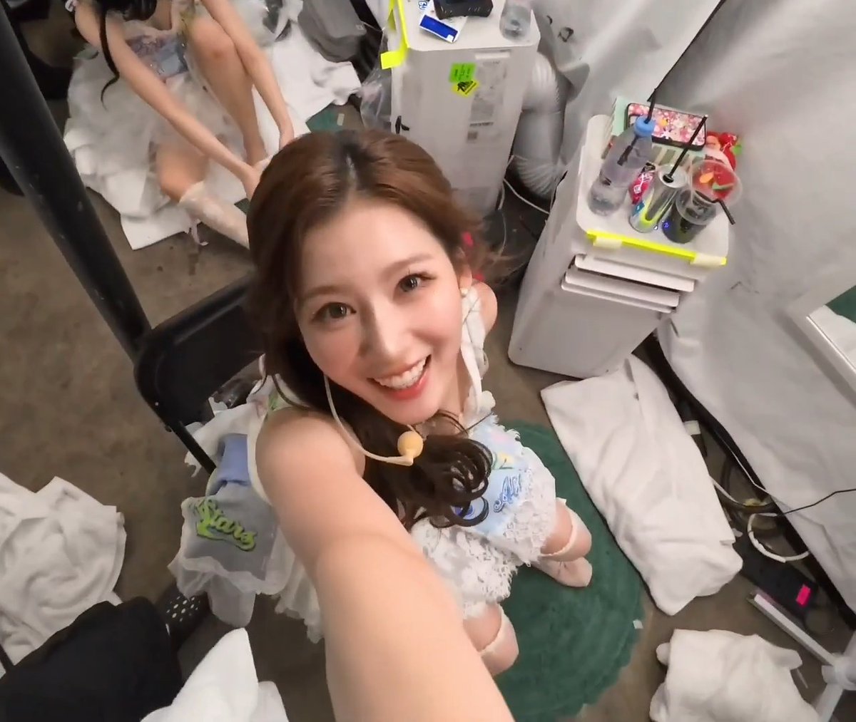 아니 무슨 이런 귀염둥이가 다있지?? 백스테이지에서 미나 지쳐서 쉬는동안 미나 브이로그 카메라 들고 똥강아지짓하고 있음ㅜㅜㅋㅋㅋㅋㅋ