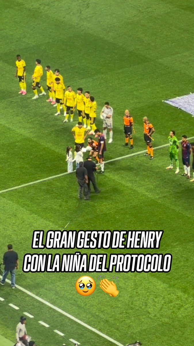 ¡ENORMEEE! 🔥 👏 Henry Martín ayudó a la niña del protocolo a decir el mensaje previo del partido.