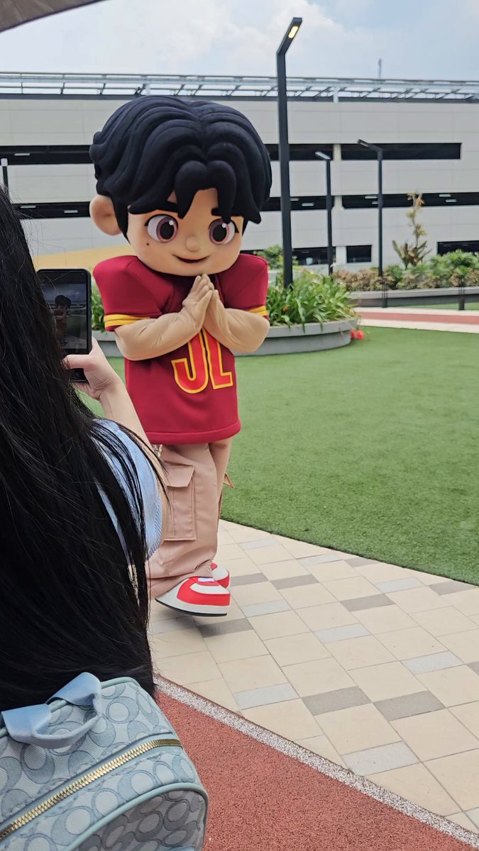 YELI is out here charming the JL stans waiting in line for today's event. He really does take after our ace. Go on, YELI. Win even more hearts. Video by: KJess JL IS HOME #PaintMOARed #AHOF #AHOF_JL #제이엘