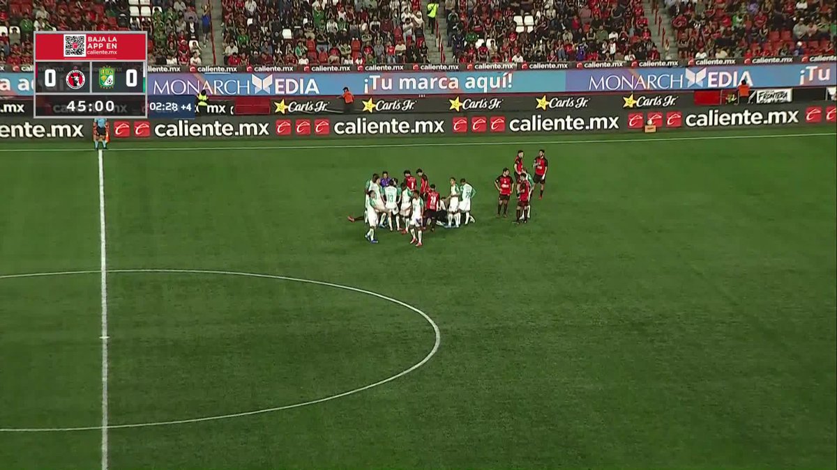 🚨¡FUERTE CHOQUE! 🚨 Alonso "Platanito" Alvarado quedó noqueado al instante. 🐶 Xolos 0-0 Club León 🦁 #LigaMX 🇲🇽