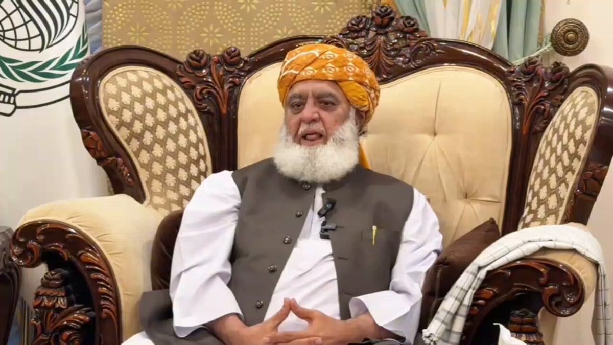 انگریز کے دور میں انگریز کے وفادار کو وفادار کہا جاتا تھا ہندوستان کے وفادار کو غدار کہا جاتا تھا آج اسٹبلشمنٹ کے وفادار کو وفادار کہا جاتا ہے اور پاکستان کے وفادار کو غدار کہا جاتا ہے مولانا فضل الرحمان