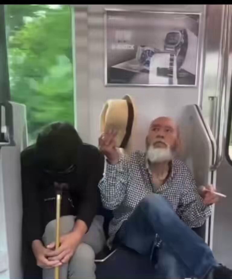 【唖然】電車内で平然と煙草を吸っていた クソジジイが注意されて逆ギレ。 皆さん。コレが【真の老害】です。 注意されても尚、煙草をプカプカ 吸い続けるクソジジイ。 しかも【逆ギレのおまけつき】 こんなマナー違反をする人間がいるから ヘビースモーカーの氷室英介らが いつも他人から「ヤニカス」と 批判される🤦‍♂️ おそらく昭和時代は【電車内でも煙草OK】 だったので【ジジイの頭の中がタイム スリップした】のでしょう(苦笑)。 #迷惑行為 #電車内 #喫煙 #老害