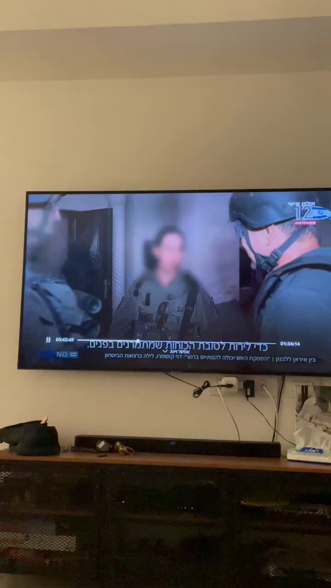 אתמול בכתבה ביומן 12. לוחמות גיבורות במוצב התבקשו להשאר סגורות בחדרים, בעוד נתניהו וישראל כץ הגיעו לצילומי יח"צ עם חיילים חרדים שהובאו ממקום אחר לצורך הצילומים. מי אתן הנשים שתצביעו לממשלה הזו? צילום סרטון (ירון יני מהרשת).