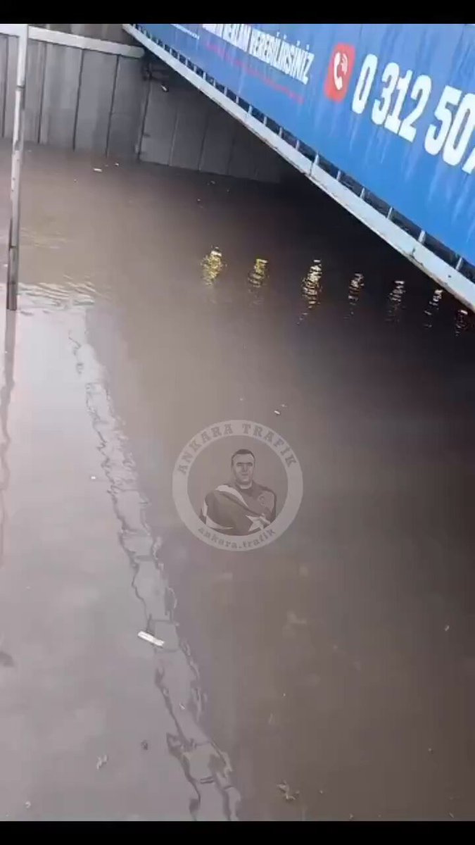 Ankara’da yağışın ardından cadde ve sokaklar göle döndü. Bir araç alt geçitte sular altında kaldı.