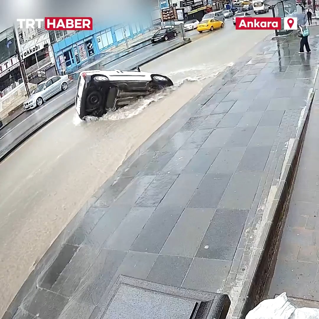 Ankara'da sağanak yolu çökertti, seyir halindeki otomobil içine düştü. Araçtakiler çevredekilerin yardımıyla kurtuldu.