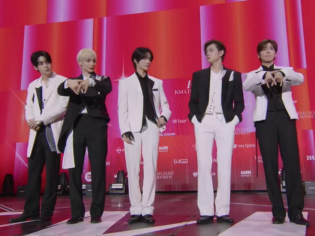 NOTHING MAKES ME HAPPIER THAN SEEING ALL FIVE OF THEM TOGETHER AGAIN 😭😭😭🤍