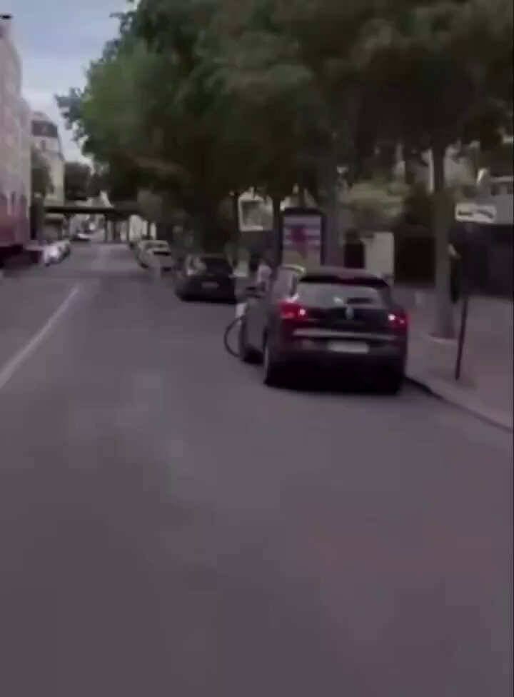 🤬 « Coupez le moteur, ça chauffe mon atmosphère ! » À l'arrêt, une automobiliste laisse son moteur tourner. Un cycliste écolo complètement hystérique l'interpelle et lui reproche de polluer inutilement...