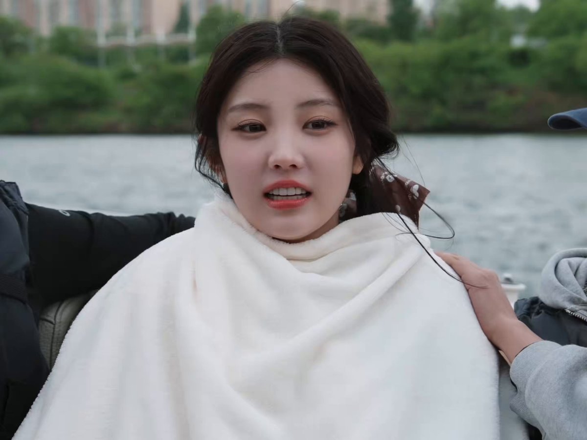 원희 언니들한테 받았던사랑이 너무좋았나봐ㅠ 내년에 원희는스물한살하고 서른되면 원희는서른살해서 그때 신비언니다영언니 다시초대하면안되냬 👆🏻언니들이 감싸준 담요덮고 사랑듬뿍받으면서 요런말하니까 진짜 언니들사랑먹고자란티.나서 미취겠다 졸귀해서미취겠다