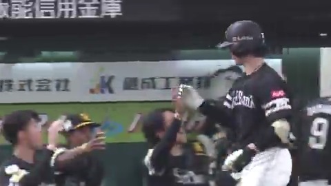 試合開始早々に先制パンチ🤛 福岡ソフトバンク 正木智也 選手の第15号先頭打者ホームラン🌈 👇スマホ・テレビで試合観戦！