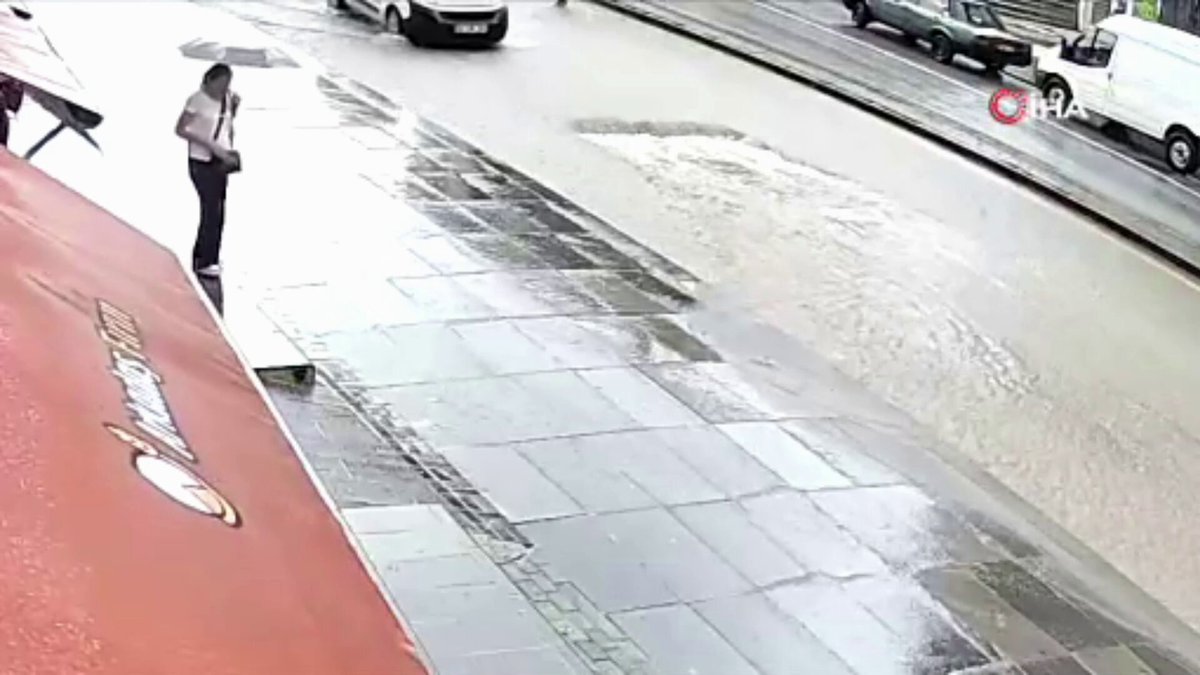 Ankara’da çöken yola araç böyle düştü!