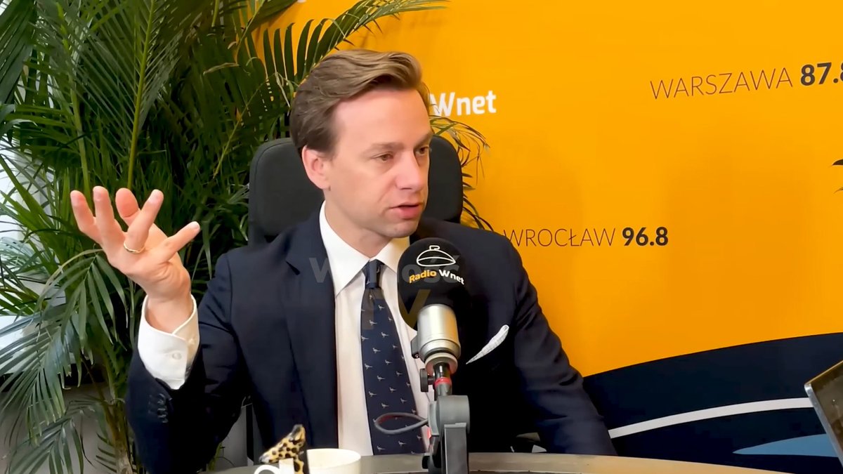 🔴 Krzysztof Bosak: "Mateusz Morawiecki dla naszych wyborców jest symbolem różnych negatywnych rzeczy, które w okresie rządów PiS nastąpiły. Był jednym z głównych negatywnych bohaterów naszej krytyki w okresie, kiedy PiS rządził. Jarosław Kaczyński jego otoczenie ponosi również za to odpowiedzialność. Morawiecki nie mógłby skrycie dogadać z Unią Europejską na kamienie milowe i zgodzić się na Zielony Ład, gdyby Kaczyński nie dał mu tej władzy i poleceń, że ma się z UE dogadywać." Krzysztof Bosak 🇵🇱 Konfederacja