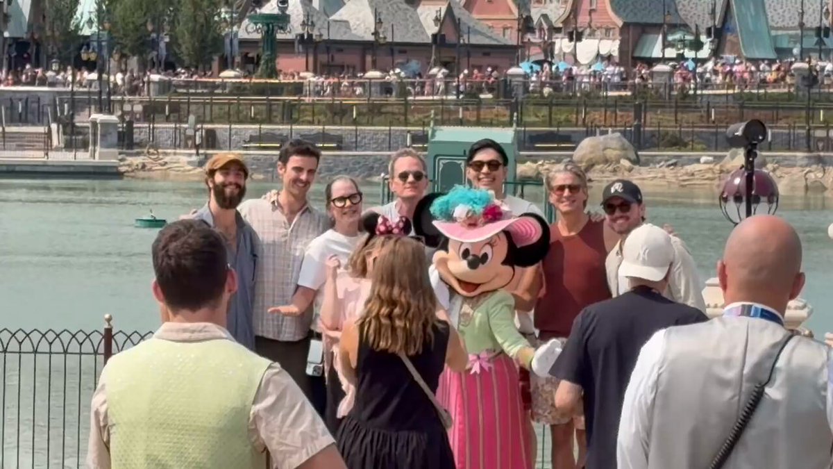 📍 A special guest today with Minnie at Disney Adventure World: Neil Patrick Harris!
