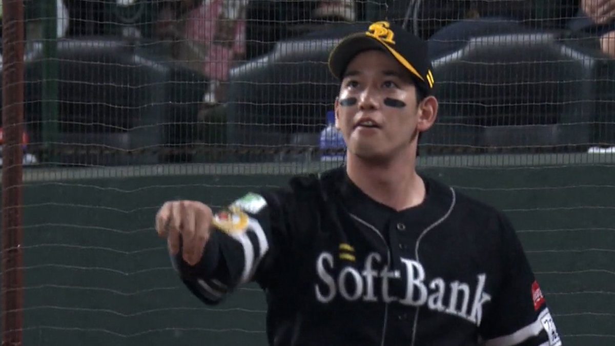 #栗原陵矢 上空見上げながら打球を追いかけると🏃‍♂️ 最後は #柳町達 から奪い取るような形でグラブに収めた😤 #sbhawks #ベースボールLIVE で配信中[初月無料]