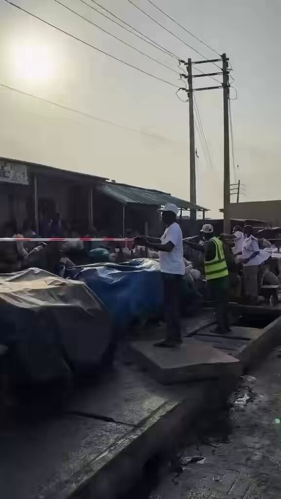 Iyana Iba Traders … Una no dey hear word ni ??? This is Iweju Market, Iyana Iba sealed by the Local Government Authority Babajide Sanwo-Olu Tokunbo Wahab Hon. Muhibat Rufai-Adeyemi