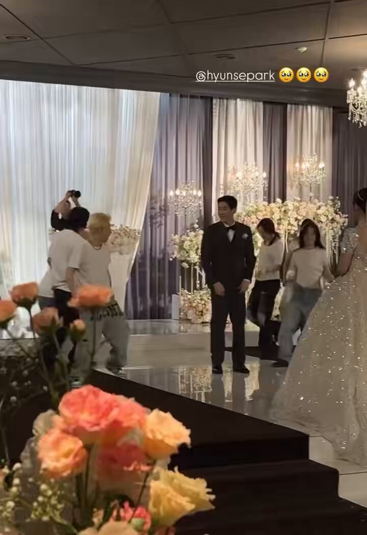 NOZE performing at her longtime friend Hyunse’s wedding 🤍