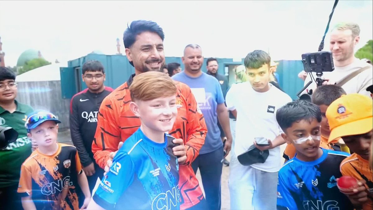 Abrar Ahmed paid a visit to the Bradford Park Avenue cricket club to help inspire youngsters and the local community 🏏✨