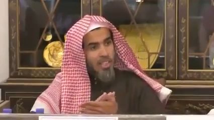 منكر للسنة متغطرس يضع رجلًا على رجل ويحاول إحراج الشيخ الشويعر لكنه أسكته وأفحمه بهدوء عجيب