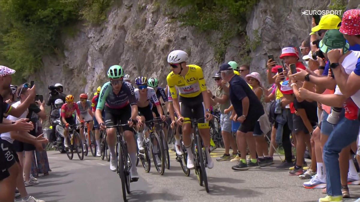 ¿Dónde vas chaval? ☠️ La mirada de Pogacar a Prodhomme. #TDF2026 #LaCasadelCiclismo